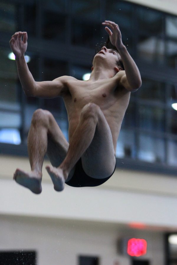 Senior+Benjamin+Baker+tucks+his+knees+to+his+chest+to+preform+a+proper+backflip+in+practice+at+the+Mizzou+Aquatic+Center%2C+Sept.+10.+Coming+back+from+eighth+place+at+state+last+year+compared+to+the+former+year%E2%80%99s+41st%2C+the+Bruin+swimming+and+diving+team+has+consistently+improved+in+recent+years+and+hopes+to+continue+this+success.