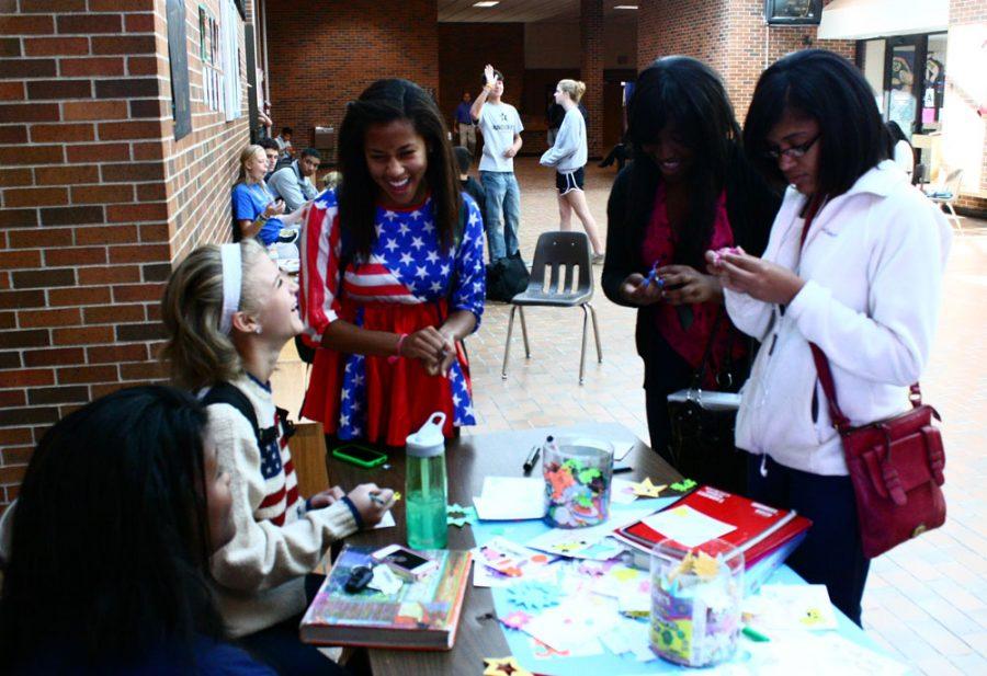 From left to right: Queen candidates seniors Christina Young, Morgan Bumby and Olivia Mends help students create cards for veterans. Photo by Stazi Prost