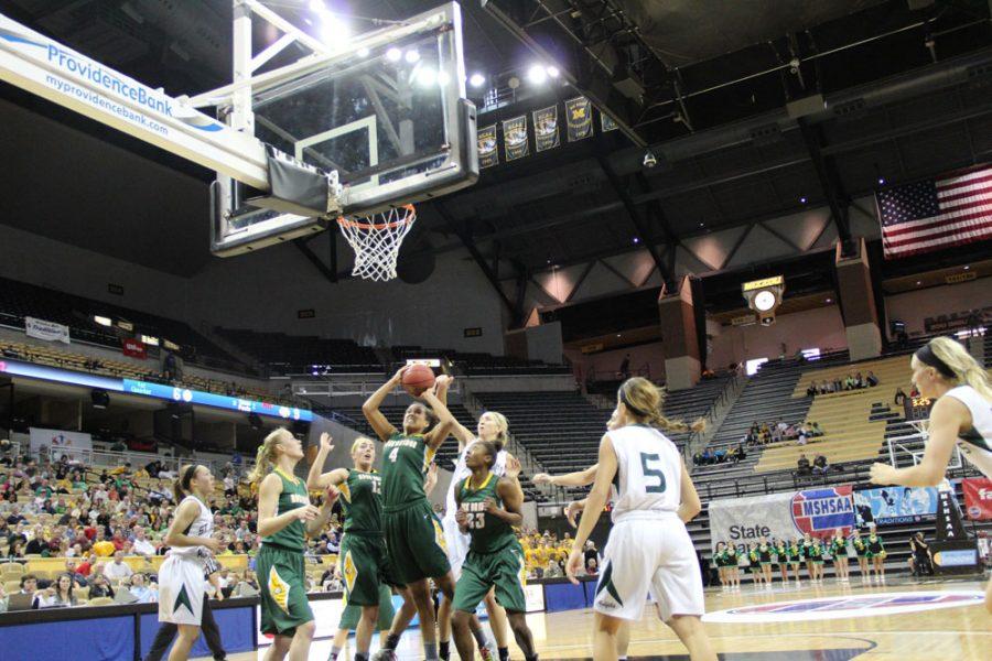 Sophomore Cierra Porter makes a basket during the first quarter of the game. Photo by Daphne Yu
