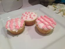 A simple idea for Easter cupcakes is using pastel colors (light yellows, pinks, blues, greens, etc.) to make patterns.