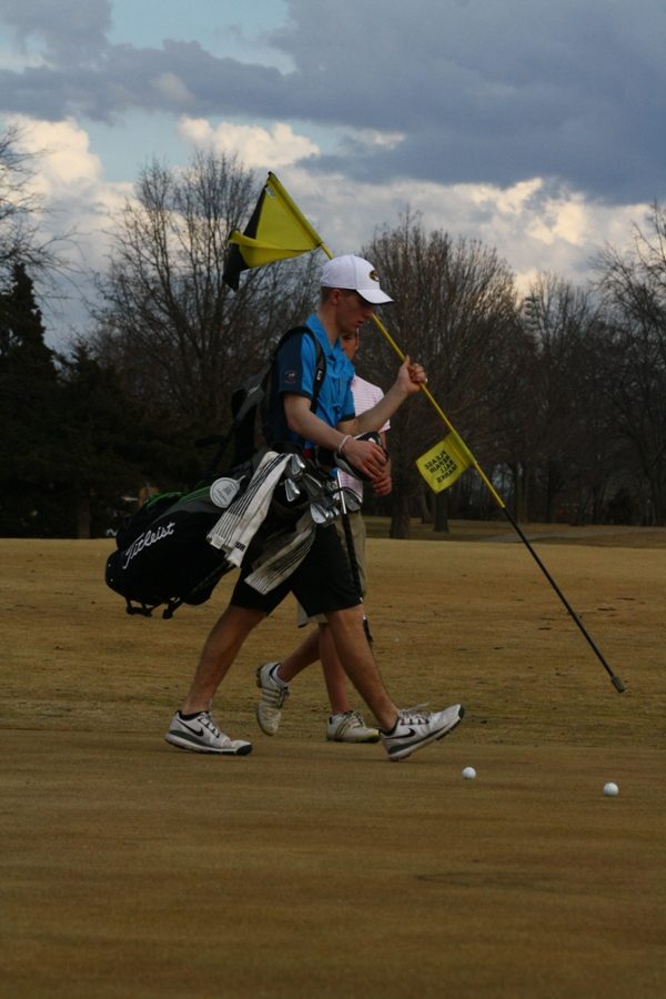 Senior+Jackson+Dubinski+walks+to+his+next+hole+during+practice.%0APhoto+by+Catherine+Howser