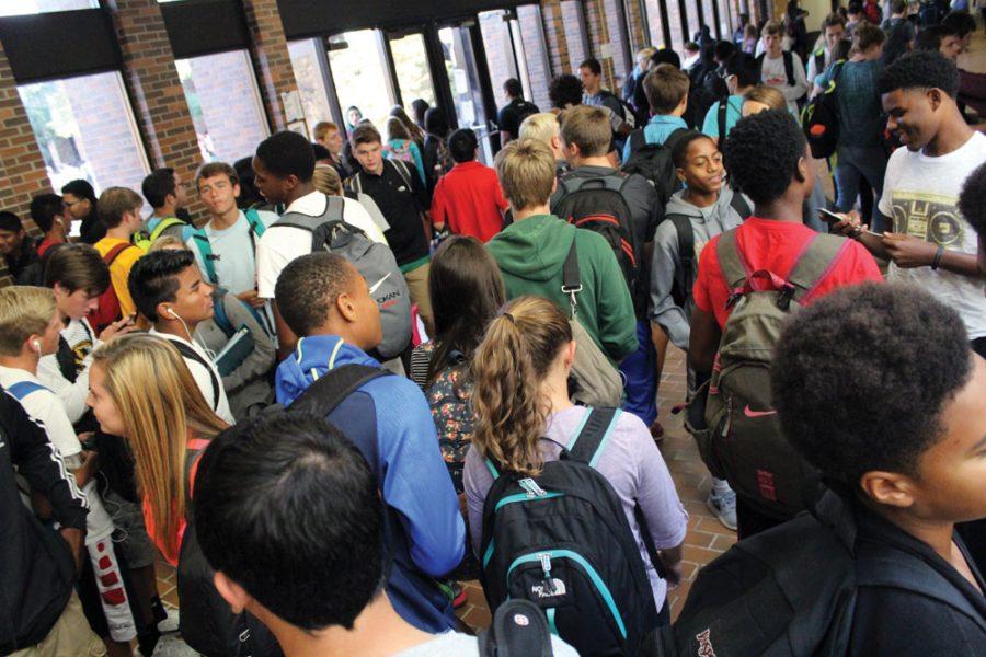 Students crowd hallways, spark school wide dilemma