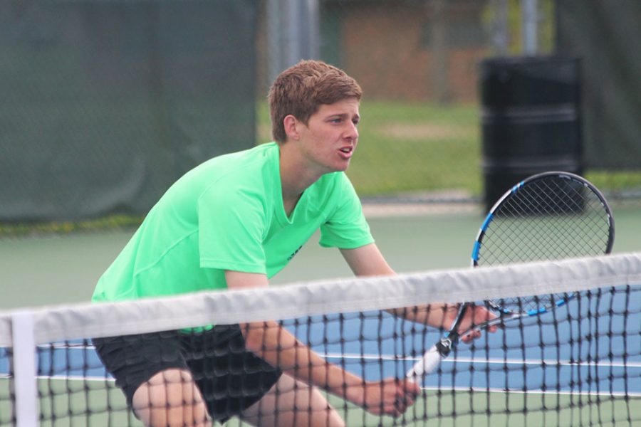 Boys tennis throttles Hickman in blowout victory