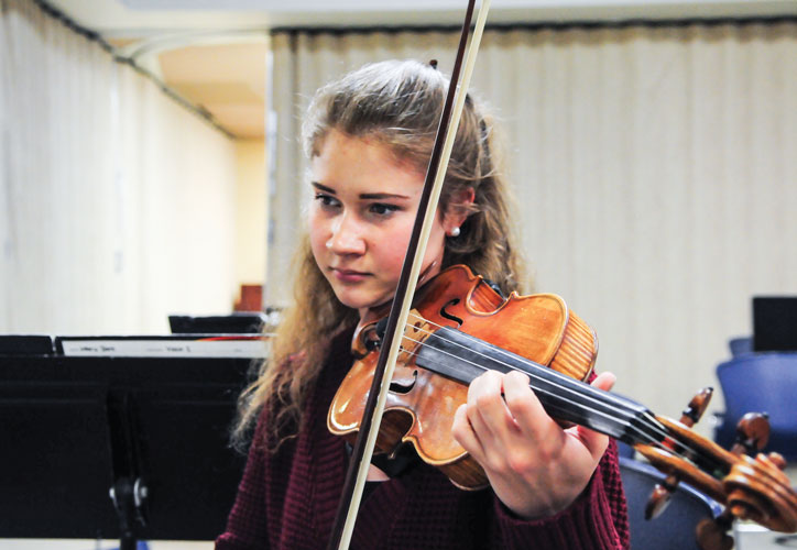 Sta y in motion: Concertmaster senior Helen Keithan holds her instrument under her chin while rehearsing for an upcoming
performance. Keithan has been playing violin with the RBHS Chamber Orchestra for all four of her years here.