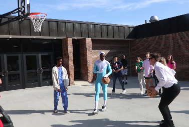 Court shoots into homecoming week with three-legged knockout