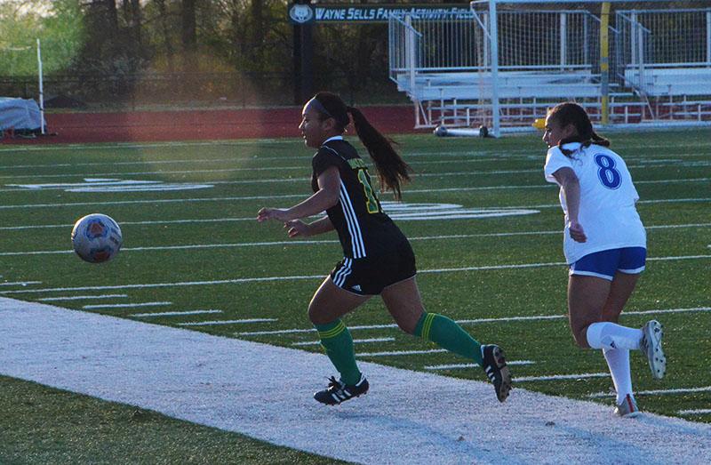 Girls soccer falls to Quincy (2-1) after tight game