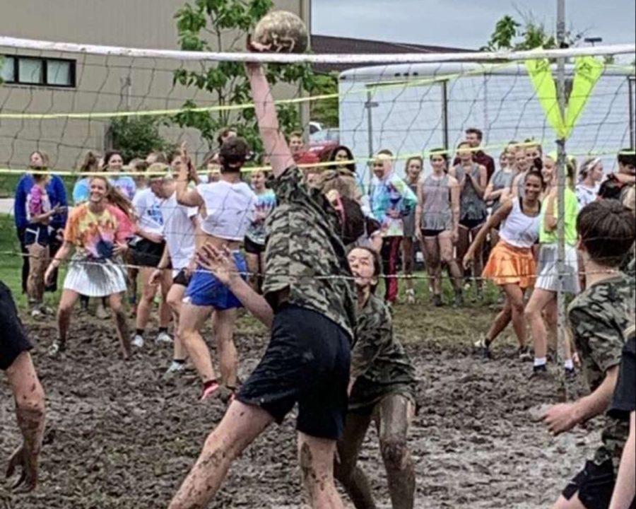 Students+get+dirty+during+the+Rock+Bridge+mud+volleyball+event