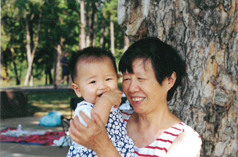 GRINNING: Anna Xu’s grandmother Huang Meiying carries Xu in Knoxville, Tenn., Xu’s place of birth.