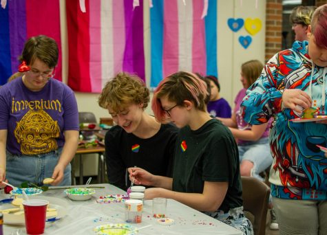 Junior William Hormann and senior Mai Gagnon decorate cookies at the Gay-Straight Alliance Valentines Day party after school Tuesday, Feb. 10. Photo by Ana Manzano.