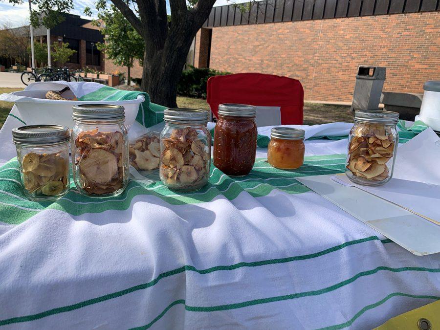 Elissa Baugh cans the experience of Ag Day as she shows off her jars of dehydrated fruit. For her AG day station, Elissa showed off her supervised agriculture experience of dehydrating fruit with prepared jars of dried apples, bananas, and zucchini as well as homemade salsa and jam.
Savannah Meiners discusses the jarringly fun process of sealing the dehydrated fruit. Meiners went into great detail on the process of canning and sealing the dehydrated fruits to preserve them for the farmer’s market at Ag Day this year.