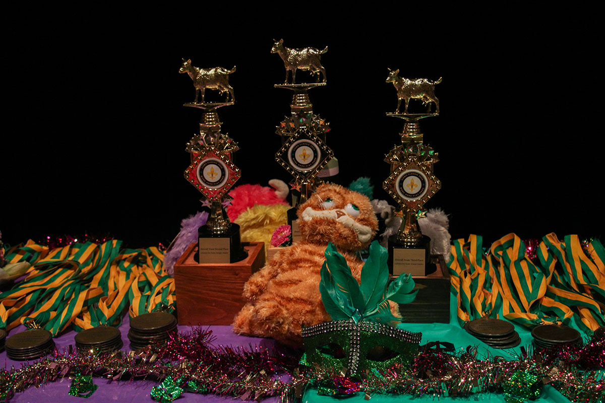 Garfield+sits+between+the+sweepstakes+trophies+at+the+award+display+for+COMO+Classic+on+Feb.+3.